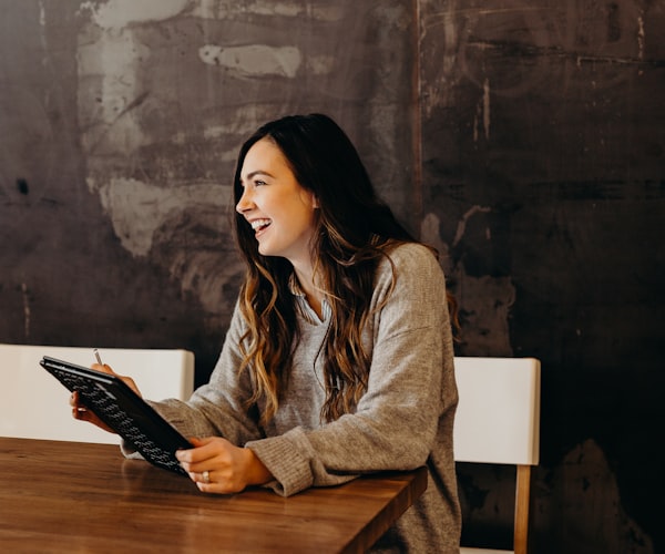 Étudiants en discussion lors d'un salon éducatif